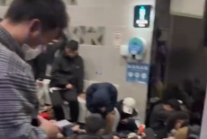 黄山光明顶游客厕所过夜占满走廊，景区回应：可能错过下山时间也没订到酒店，五一游客暴涨会反馈解决