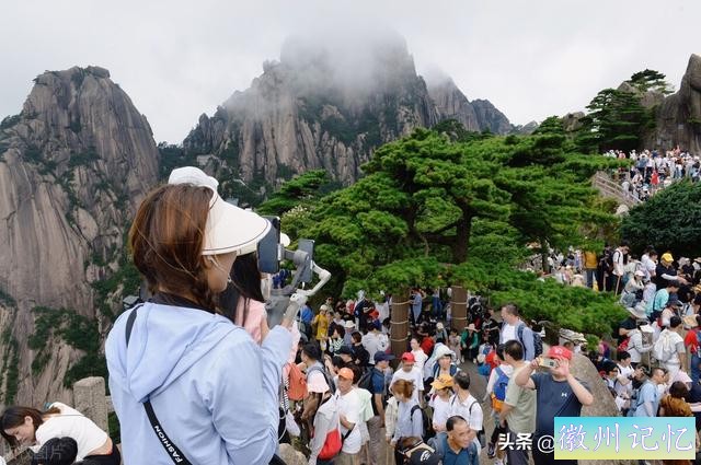安徽黄山风景区游客排队三小时登顶莲花峰，只为打卡留影-1.jpg