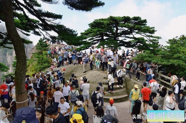 安徽黄山风景区游客排队三小时登顶莲花峰，只为打卡留影-2.jpg