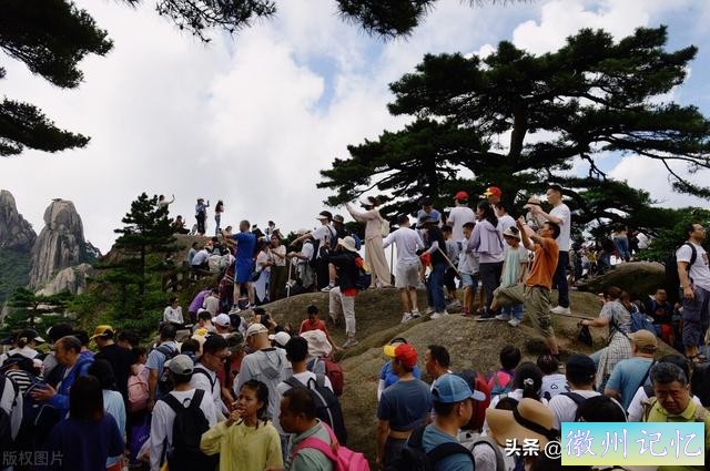 安徽黄山风景区游客排队三小时登顶莲花峰，只为打卡留影-6.jpg