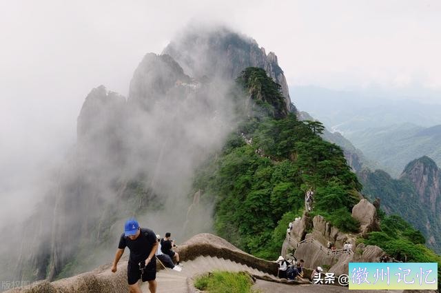 安徽黄山风景区游客排队三小时登顶莲花峰，只为打卡留影-11.jpg