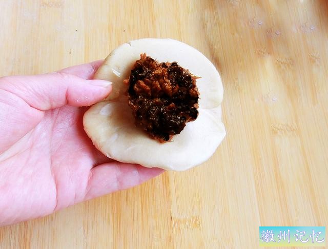 黄山烧饼，徽州的传统小吃，独特的搓酥做法，使面皮分层薄如纸-15.jpg