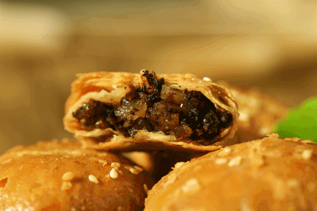 徽州名产黄山烧饼，皮薄如纸，鲜香酥脆，皇帝也爱的人间美味-1.jpg