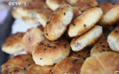 徽州名产黄山烧饼，皮薄如纸，鲜香酥脆，皇帝也爱的人间美味-2.jpg