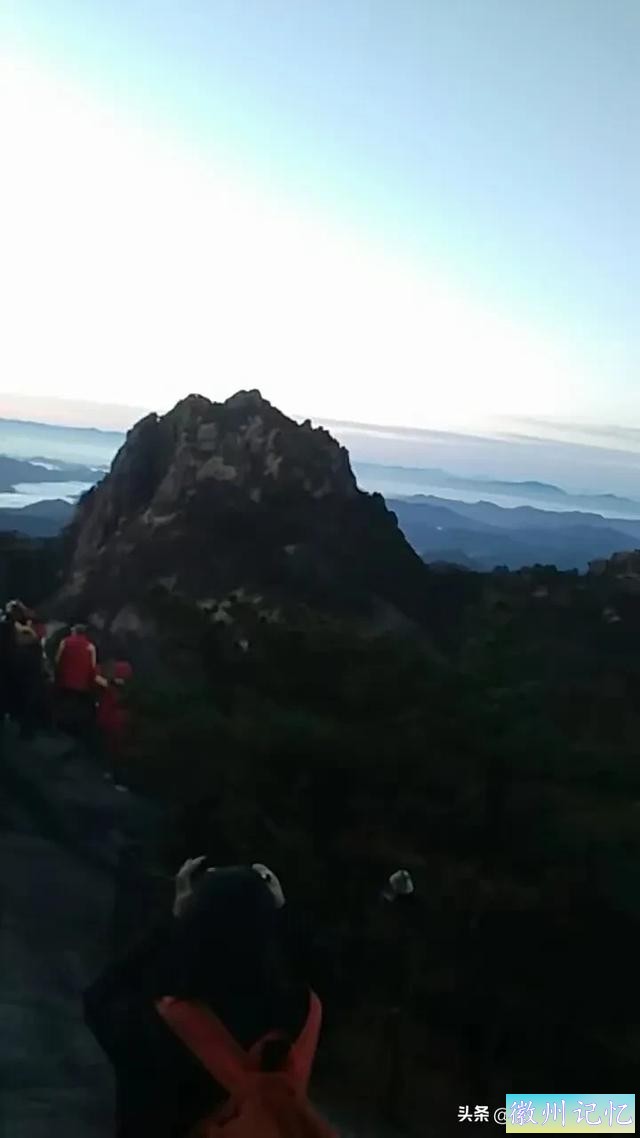 看日出不雅观云海登顶莲花峰，76岁老父亲和72岁老母亲自助游黄山-2.jpg
