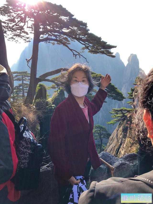 游览黄山光明顶，看到了“迎客松”、“飞来石”和“猴子不雅观海”-2.jpg
