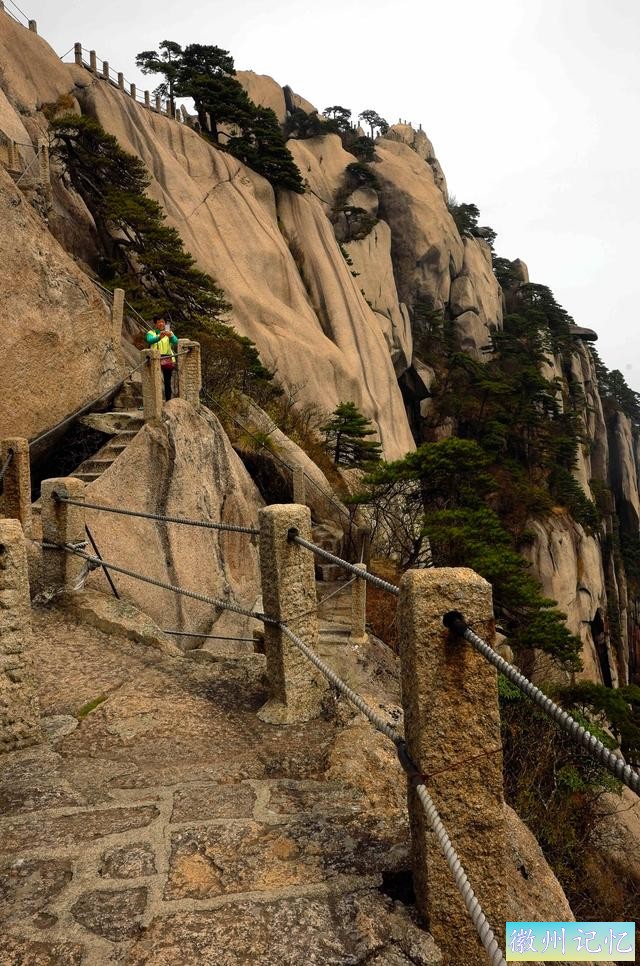 二上天都峰——黄山最险处——鲫鱼背-25.jpg