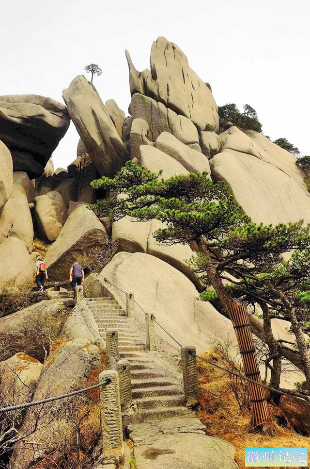 二上天都峰——黄山最险处——鲫鱼背-37.jpg