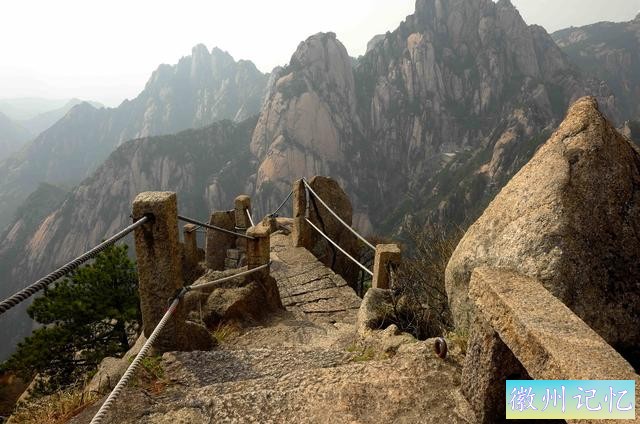 二上天都峰——黄山最险处——鲫鱼背-52.jpg