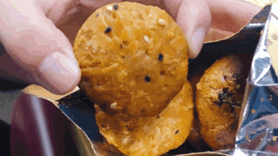 皇帝都爱吃的人间美味，皮薄如纸，鲜香酥脆的黄山烧饼，来一个不-11.jpg