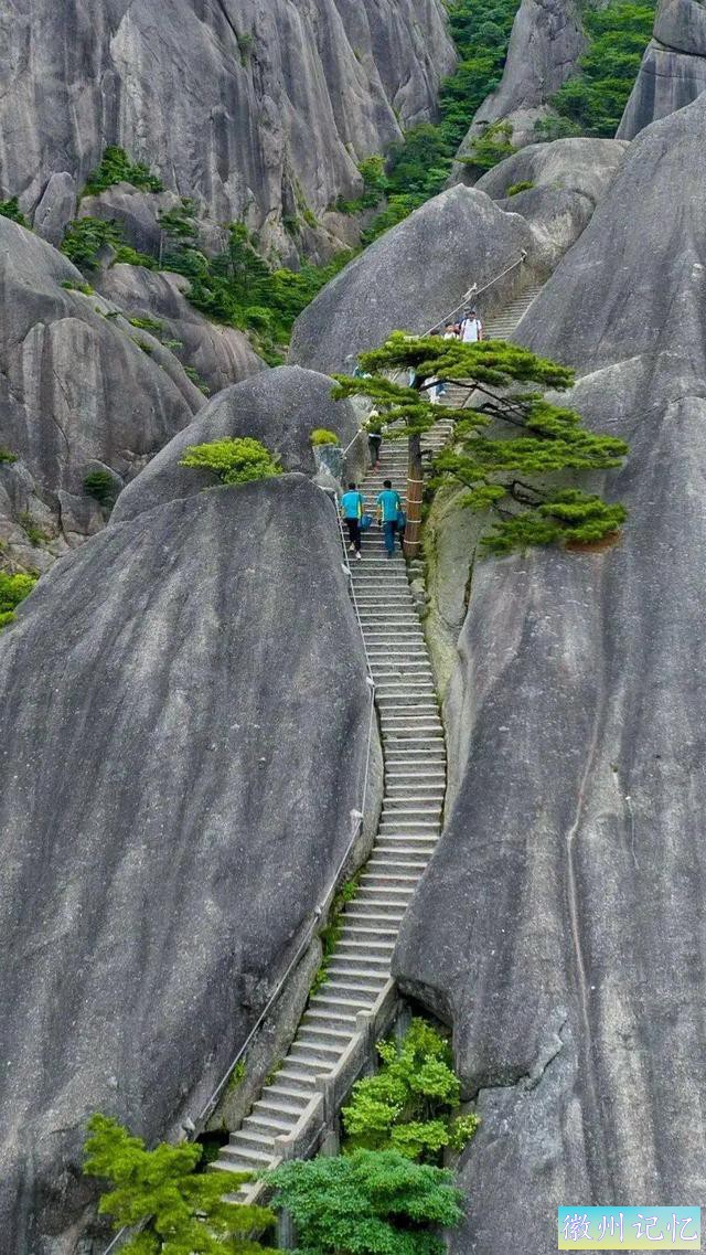 “黄山飞来石”疑似遭雷击多人受伤，景区回应-3.jpg