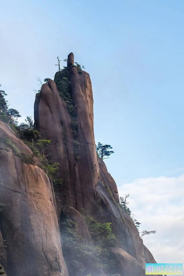 “黄山飞来石”疑似遭雷击多人受伤，景区回应-4.jpg